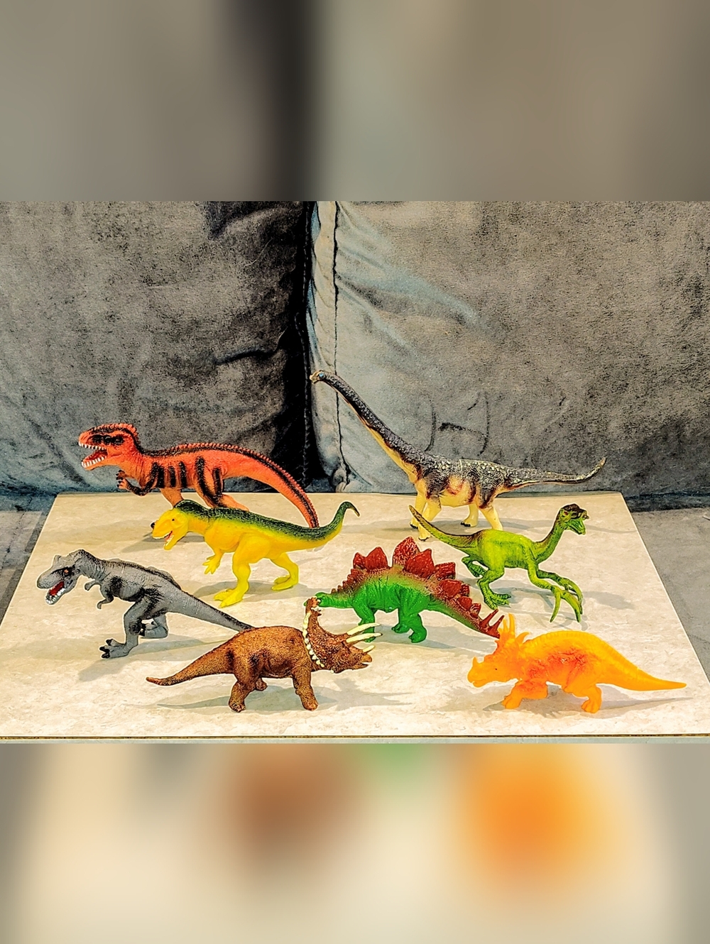 ANIMAL PLANET MEGA DINO TUB WITH 25 DINOSAURS VARIOUS COLORS & ROBOT DINOSAUR